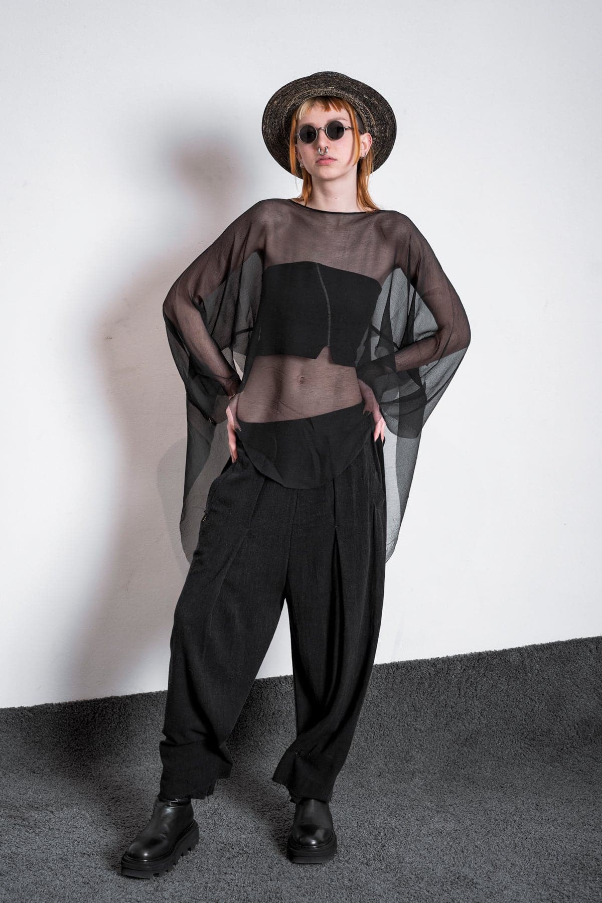 eigensinnig wien | Lucifer | Extravaganter Seidenschal für Damen in Schwarz