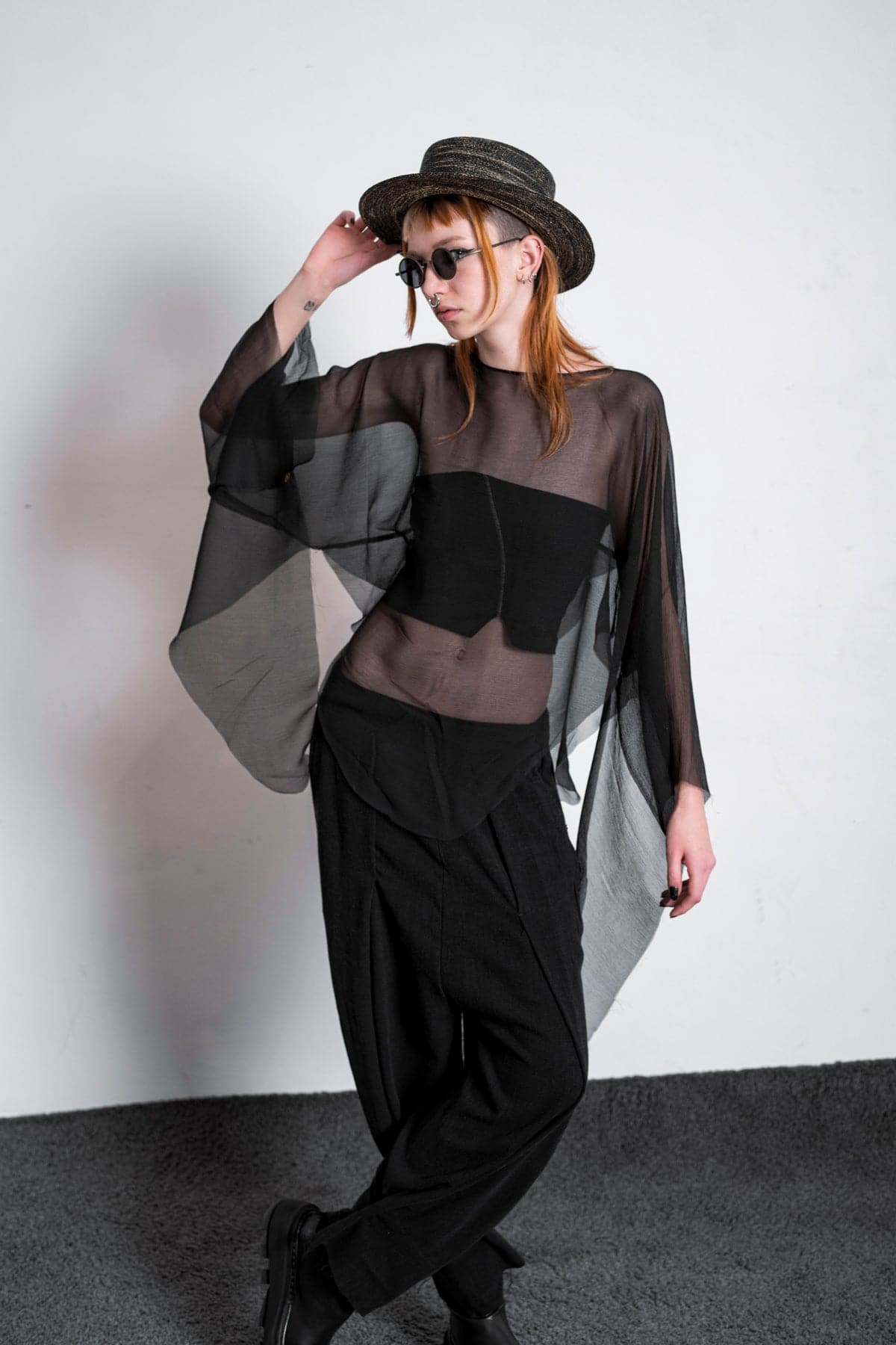 eigensinnig wien | Lucifer | Extravaganter Seidenschal für Damen in Schwarz