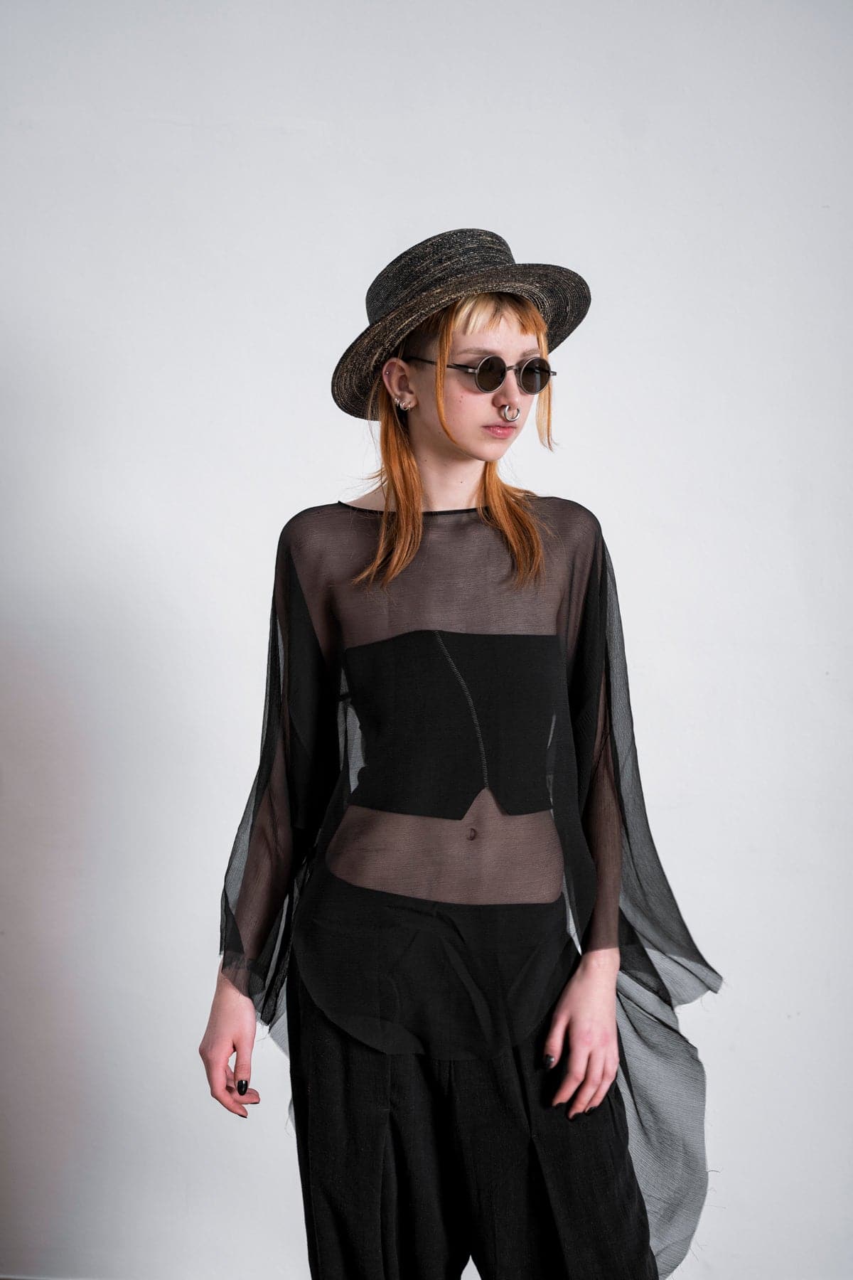 eigensinnig wien | Lucifer | Extravaganter Seidenschal für Damen in Schwarz