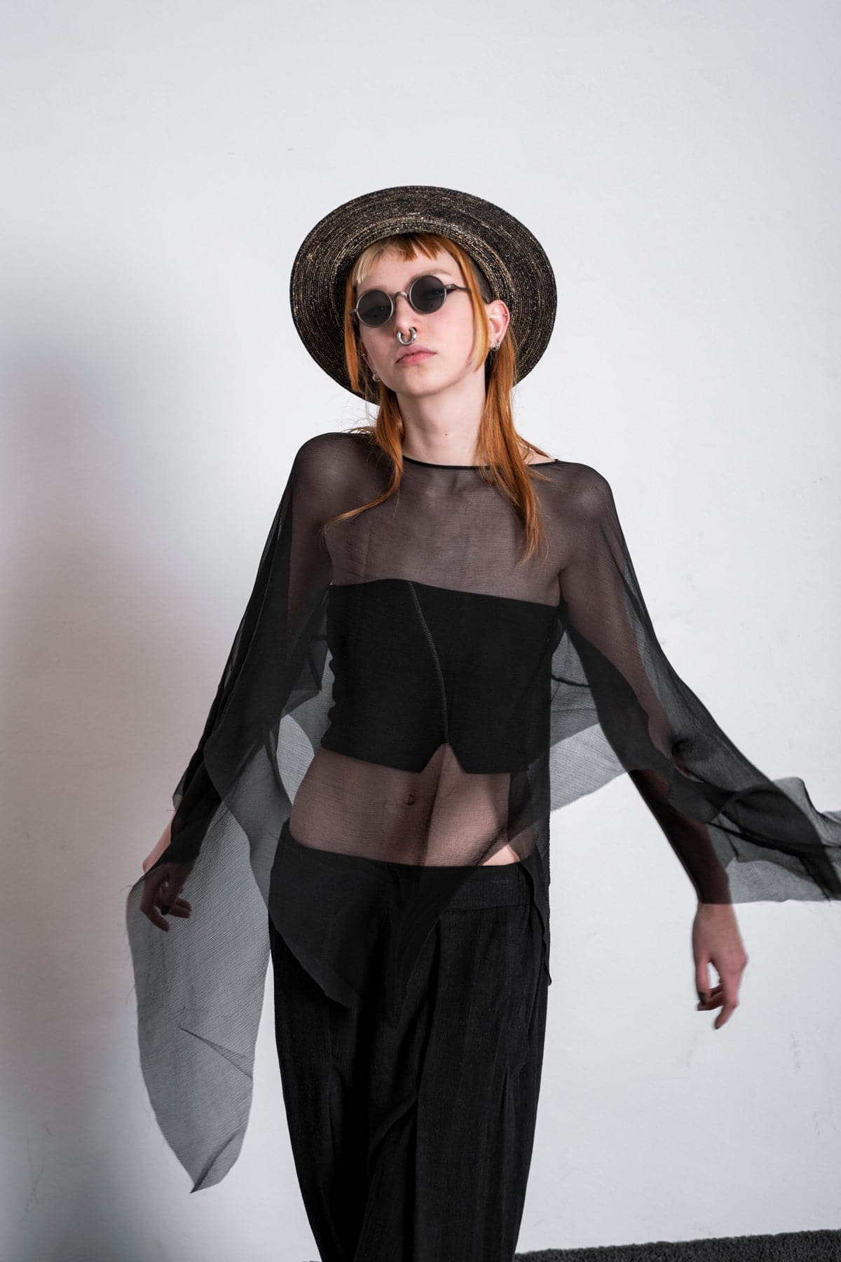 eigensinnig wien | Lucifer | Extravaganter Seidenschal für Damen in Schwarz