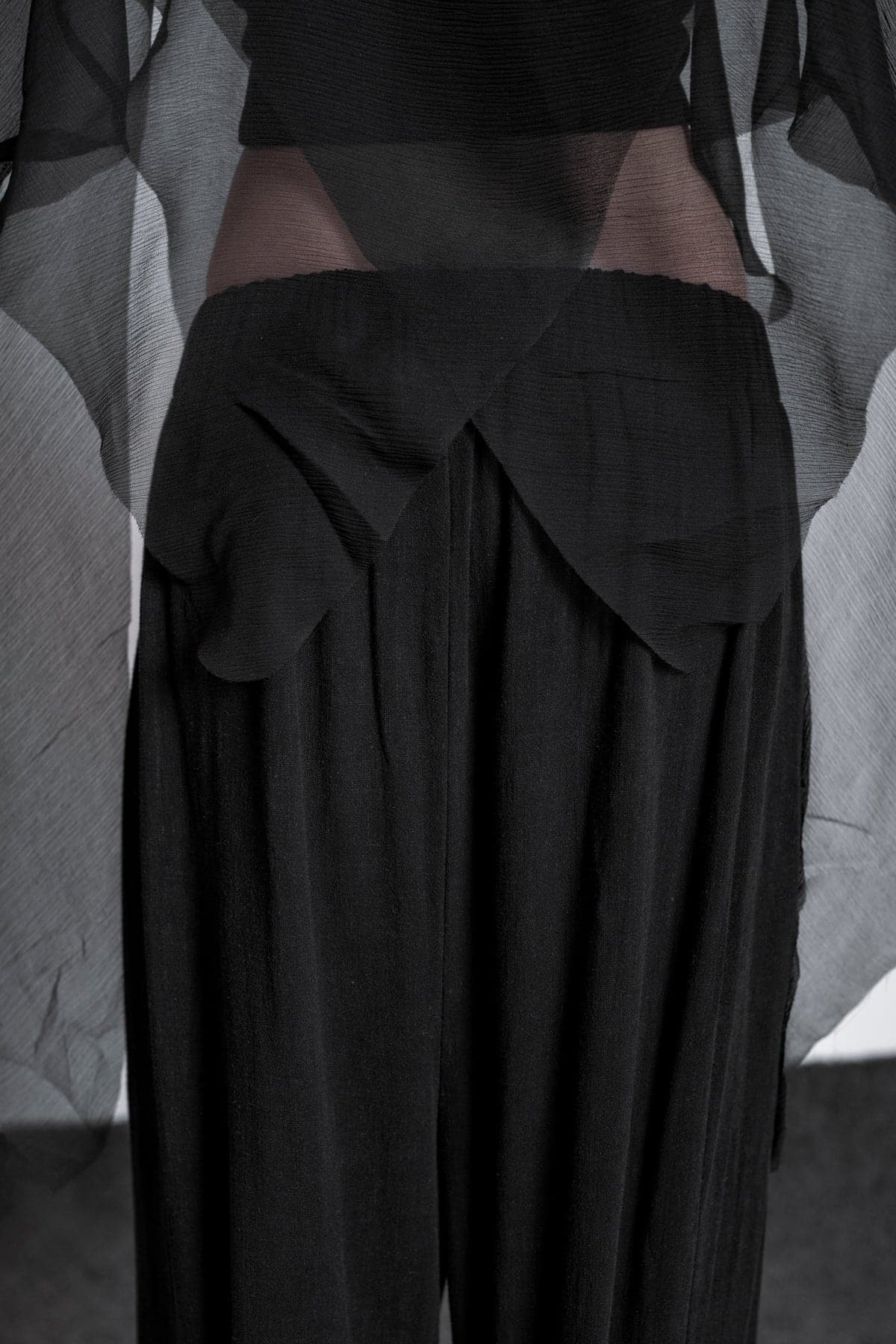 eigensinnig wien | Lucifer | Extravaganter Seidenschal für Damen in Schwarz