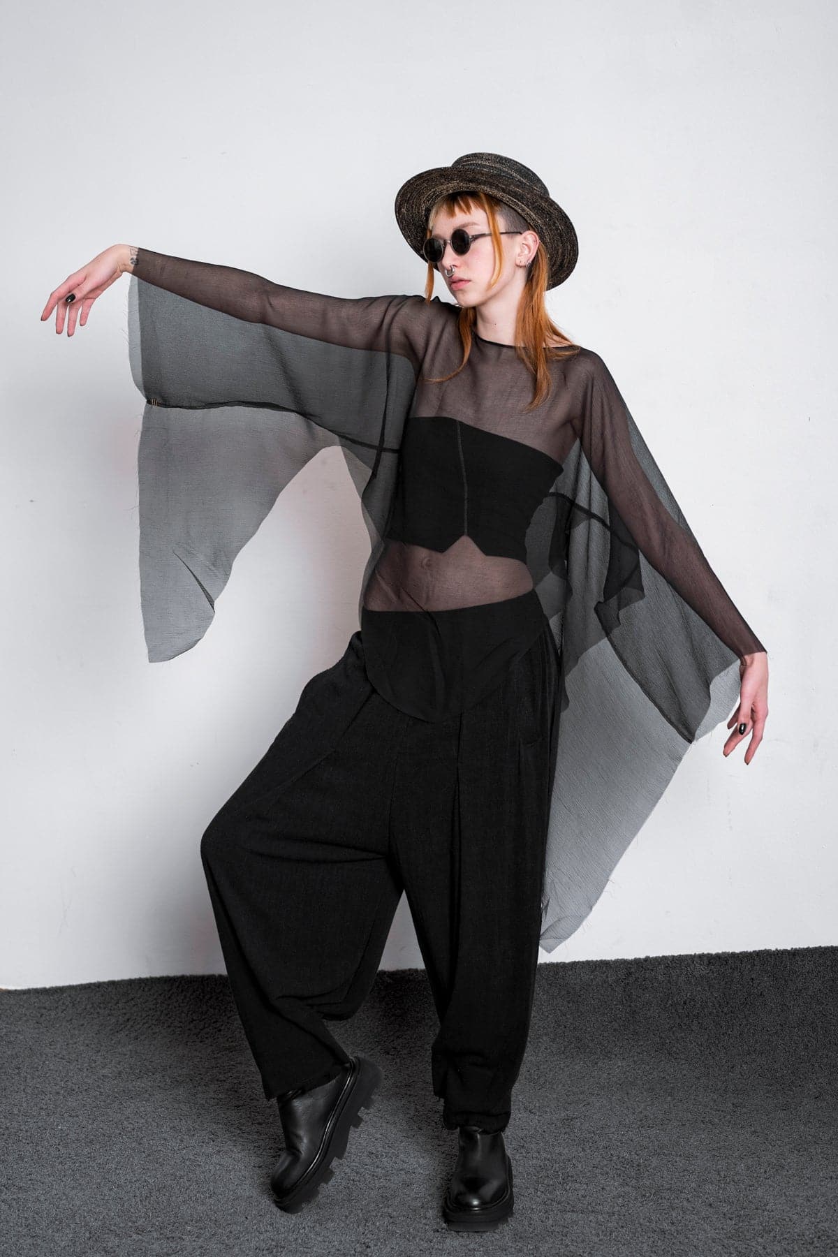 eigensinnig wien | Lucifer | Extravaganter Seidenschal für Damen in Schwarz