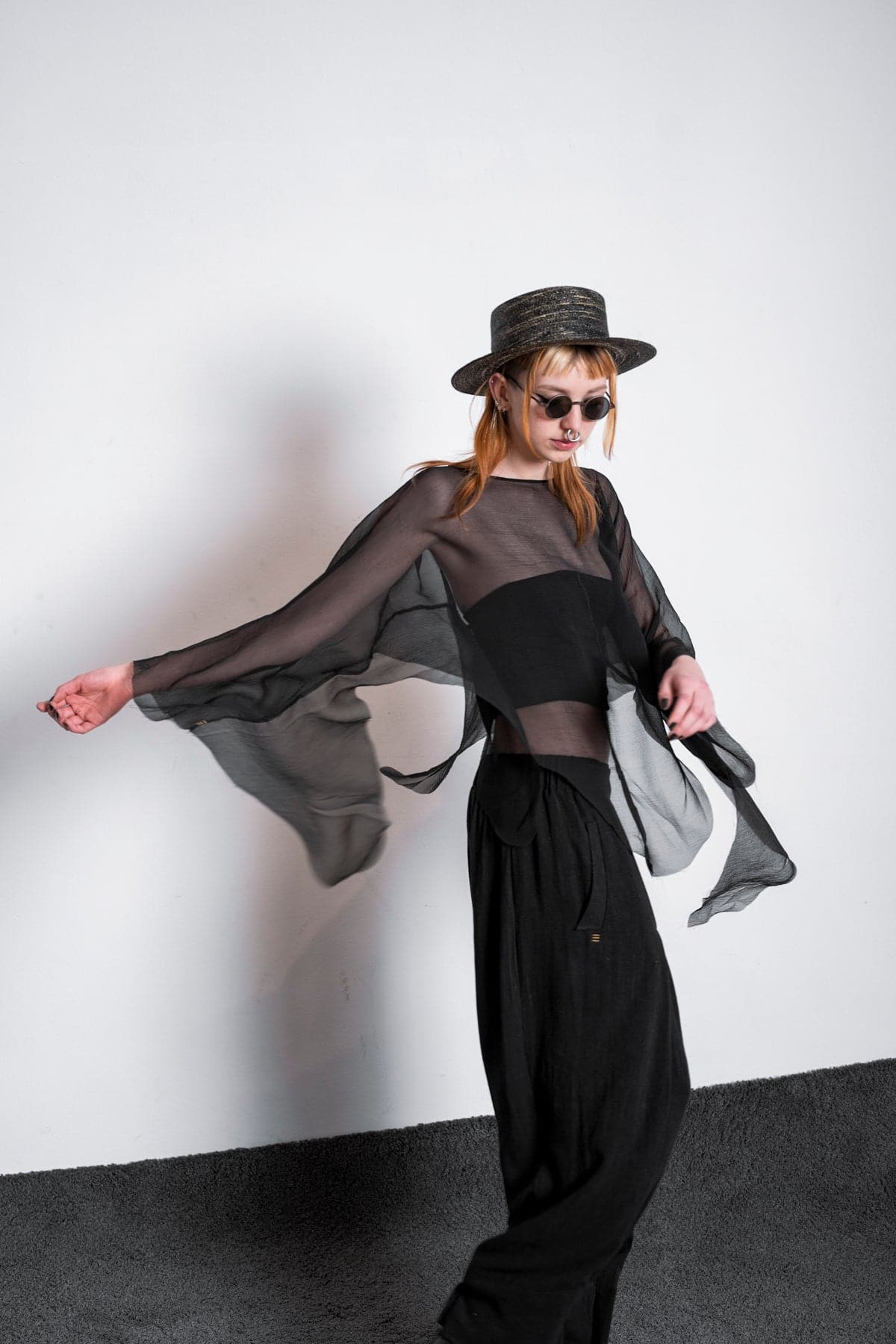 eigensinnig wien | Lucifer | Extravaganter Seidenschal für Damen in Schwarz