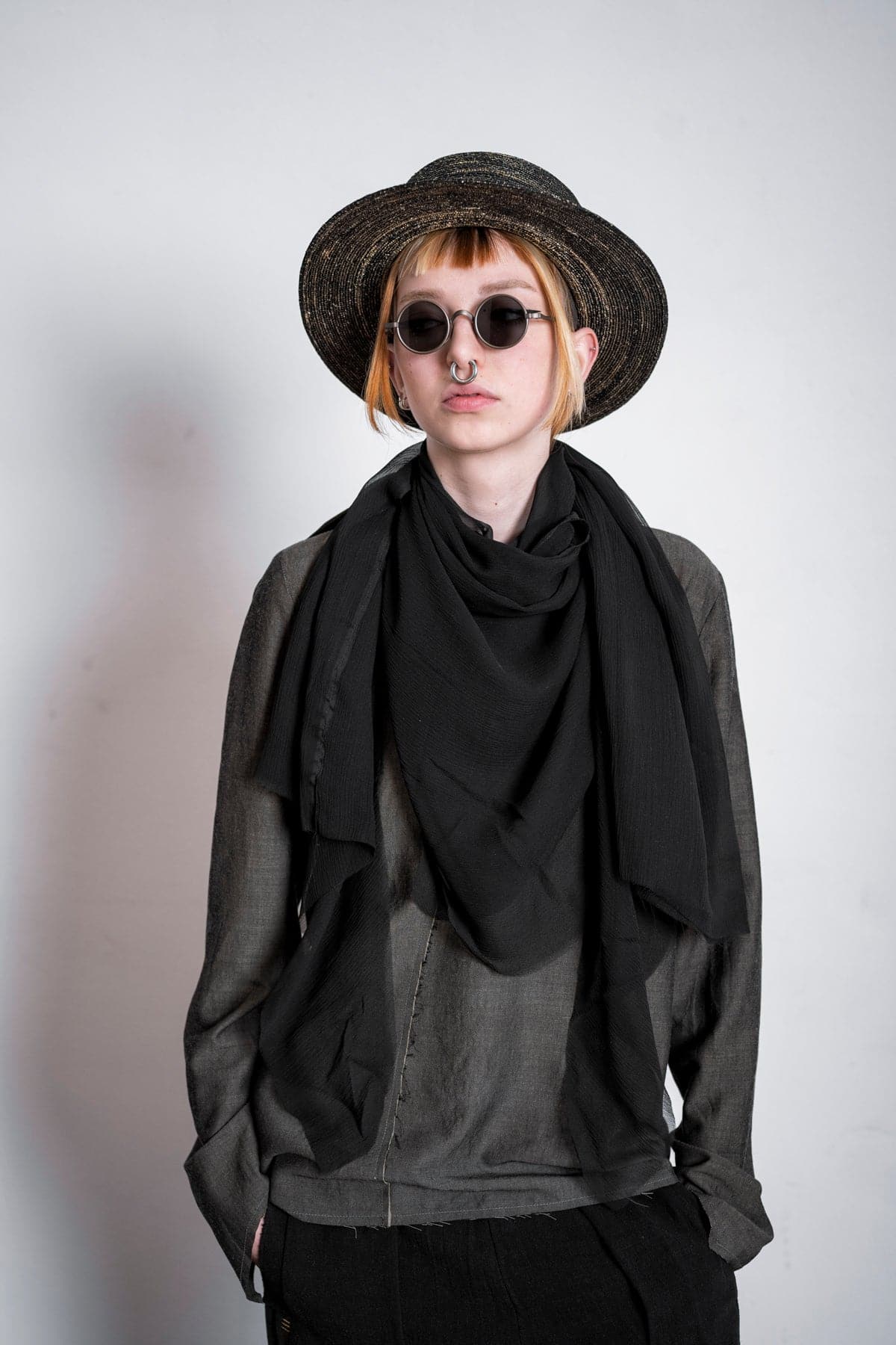 eigensinnig wien | Lucifer | Extravaganter Seidenschal für Damen in Schwarz