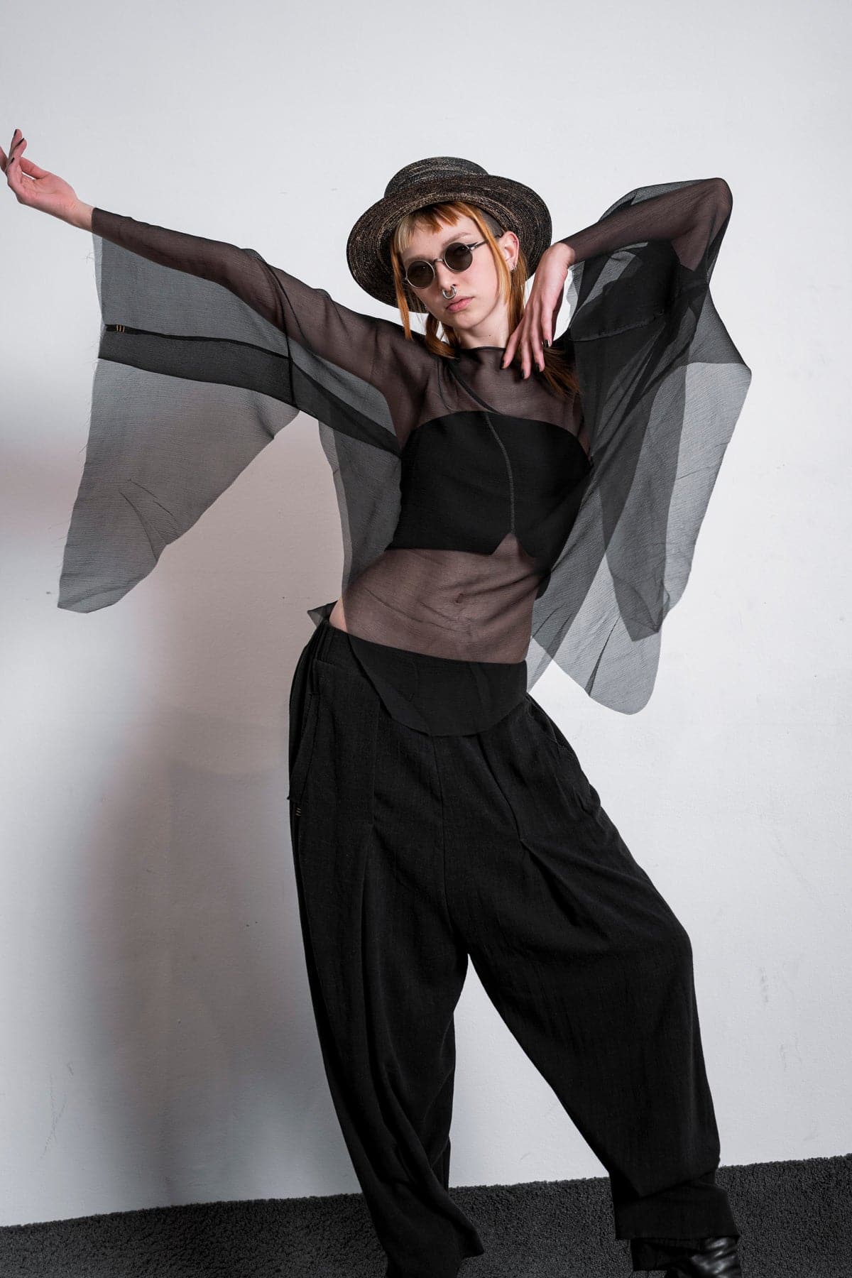 eigensinnig wien | Lucifer | Extravaganter Seidenschal für Damen in Schwarz