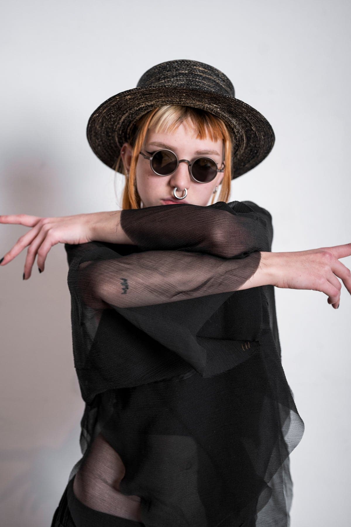 eigensinnig wien | Lucifer | Extravaganter Seidenschal für Damen in Schwarz