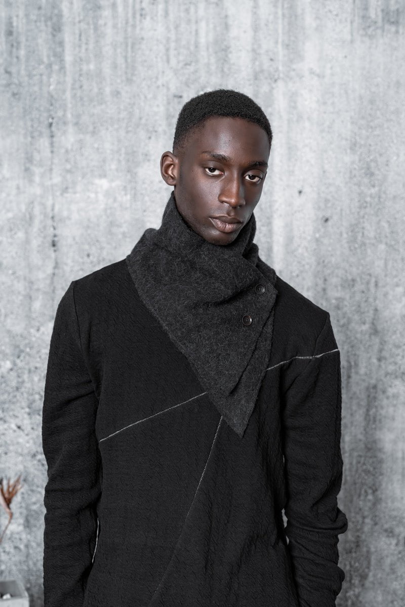 eigensinnig wien | Lyotard | Unkonventioneller Alpake Schal mit Knöpfen in schwarz