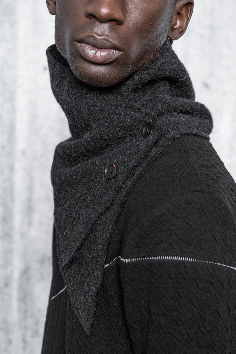 eigensinnig wien | Lyotard | Unkonventioneller Alpake Schal mit Knöpfen in schwarz