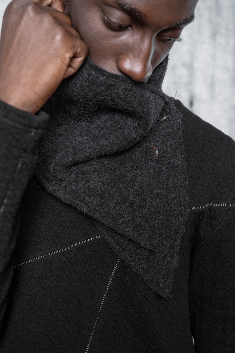 eigensinnig wien | Lyotard | Unkonventioneller Alpake Schal mit Knöpfen in schwarz