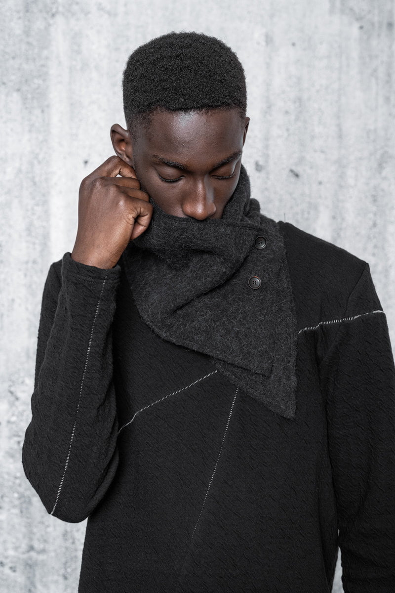 eigensinnig wien | Lyotard | Unkonventioneller Alpake Schal mit Knöpfen in schwarz