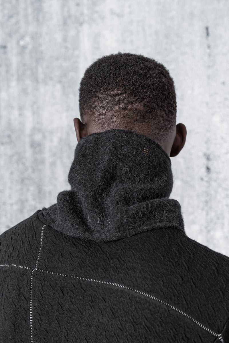 eigensinnig wien | Lyotard | Unkonventioneller Alpake Schal mit Knöpfen in schwarz