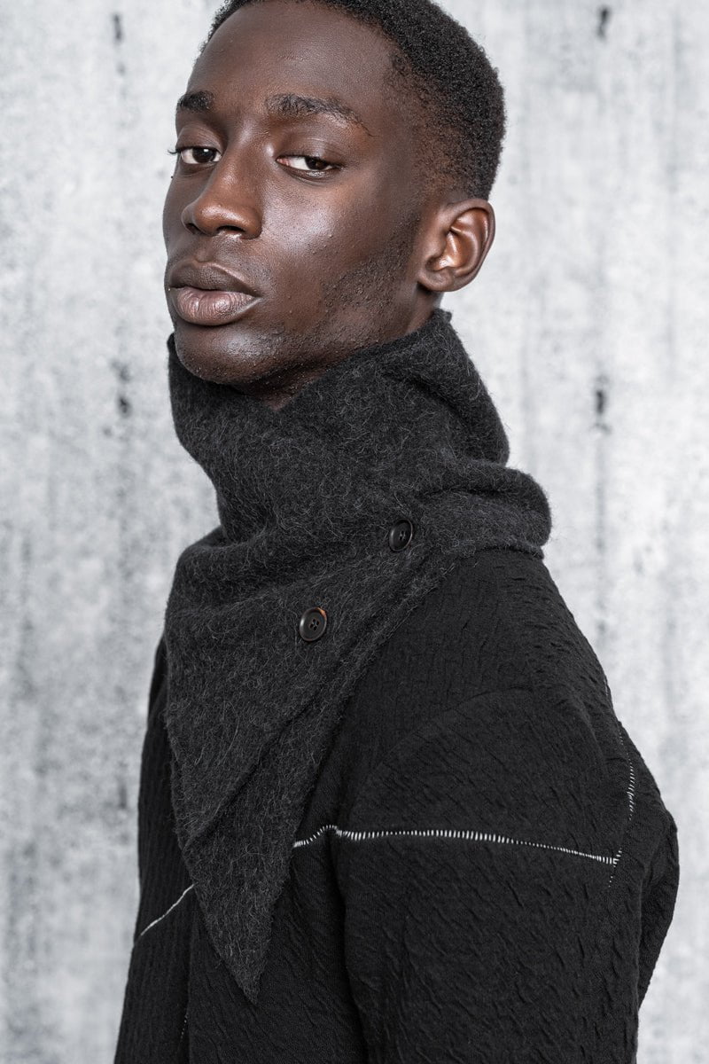 eigensinnig wien | Lyotard | Unkonventioneller Alpake Schal mit Knöpfen in schwarz