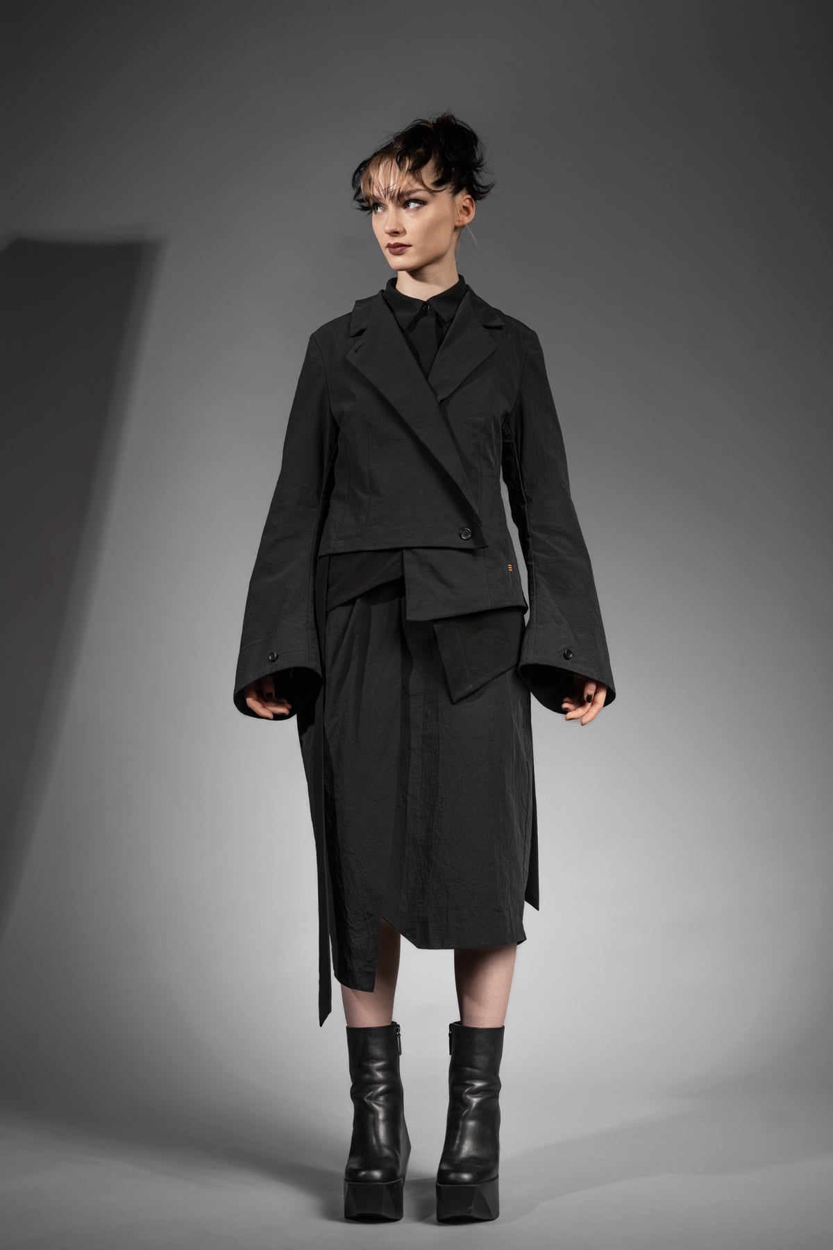 eigensinnig wien | MacCai | Extravagantes Damenoutfit mit Wickelrock und asymmetrischem Blazer