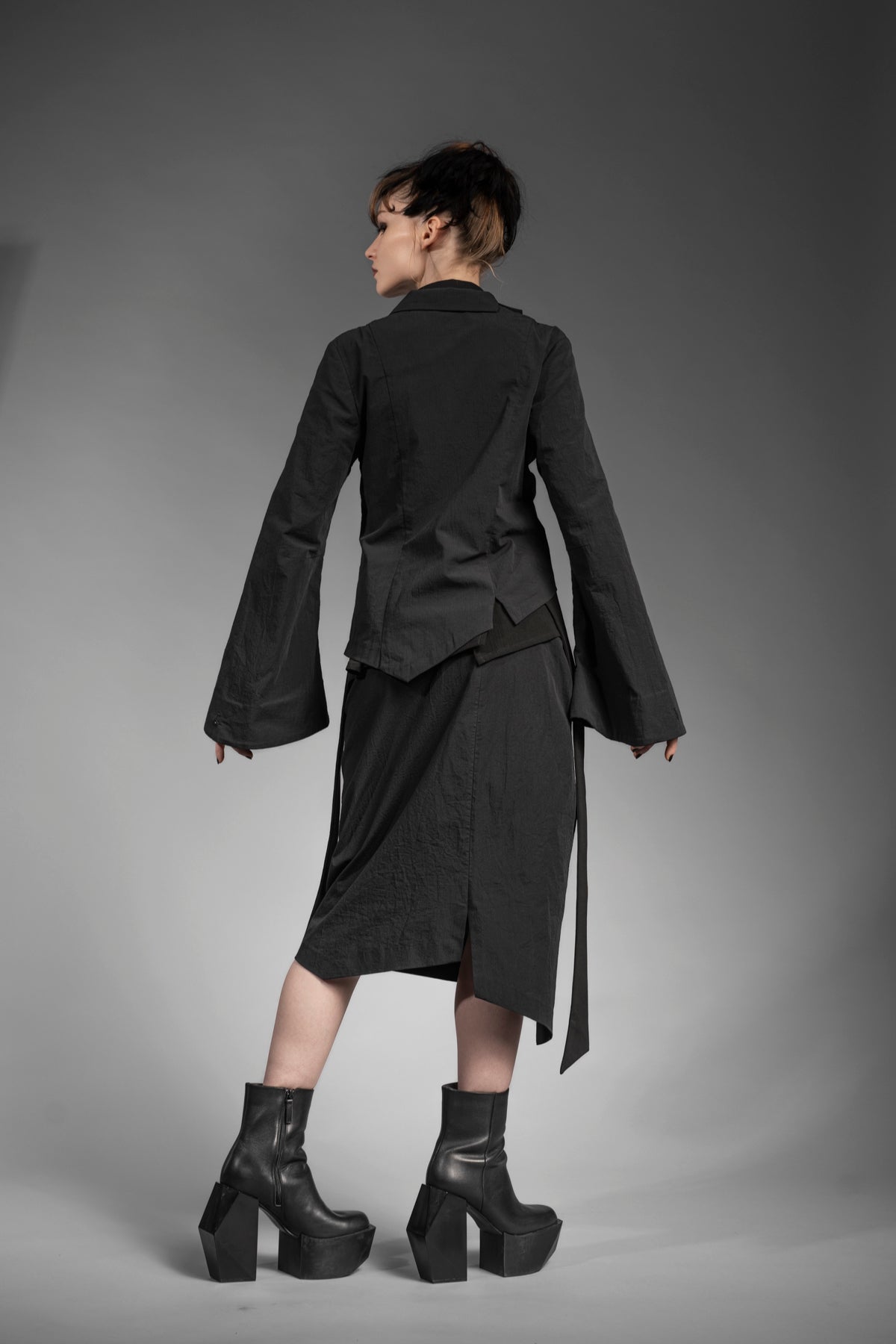 eigensinnig wien | MacCai | Extravagantes Damenoutfit mit Wickelrock und asymmetrischem Blazer
