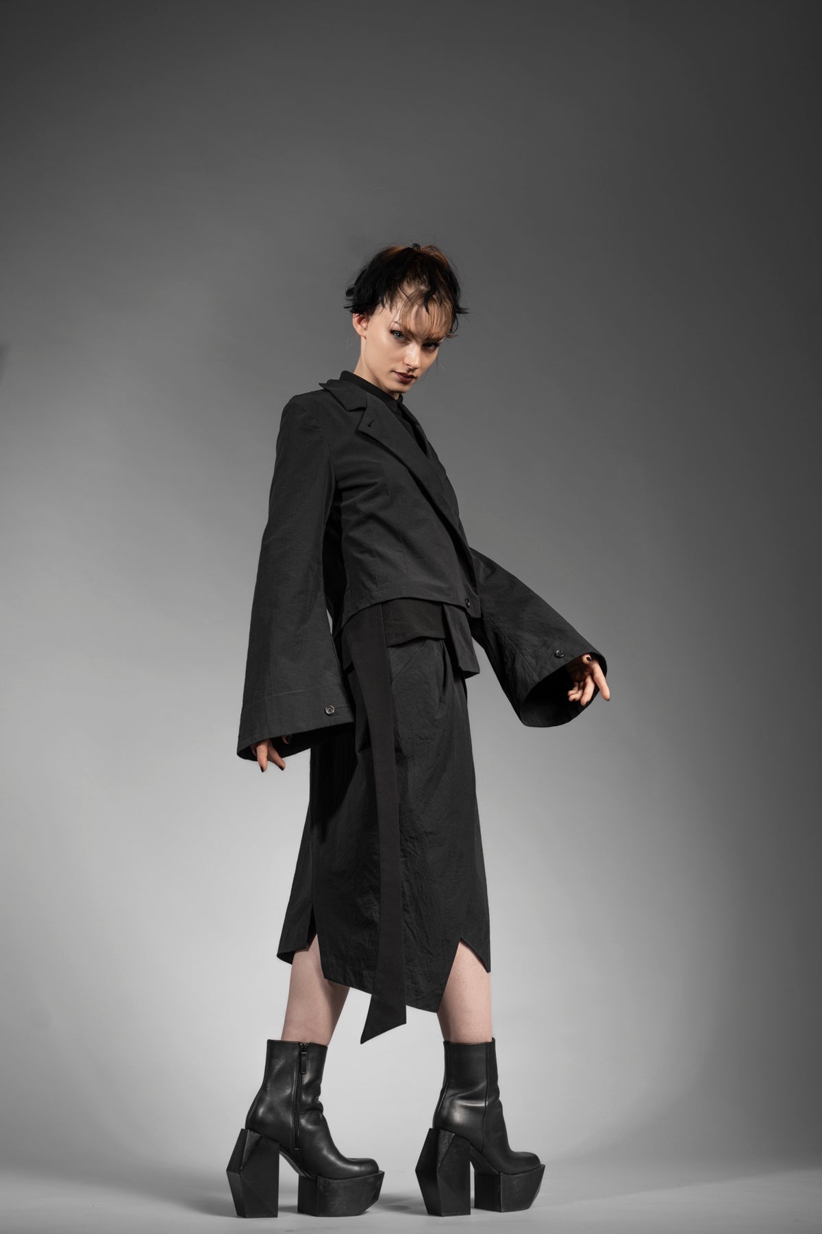 eigensinnig wien | MacCai | Extravagantes Damenoutfit mit Wickelrock und asymmetrischem Blazer