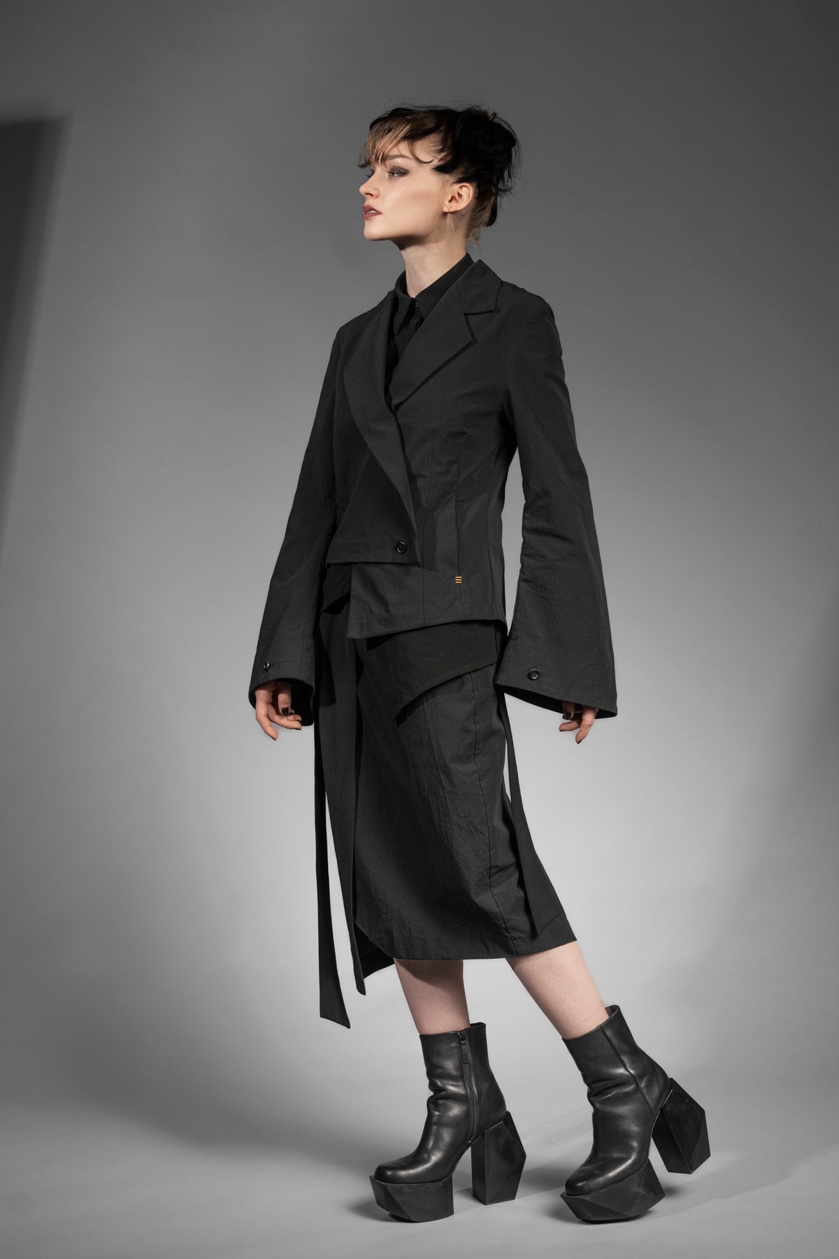 eigensinnig wien | MacCai | Extravagantes Damenoutfit mit Wickelrock und asymmetrischem Blazer