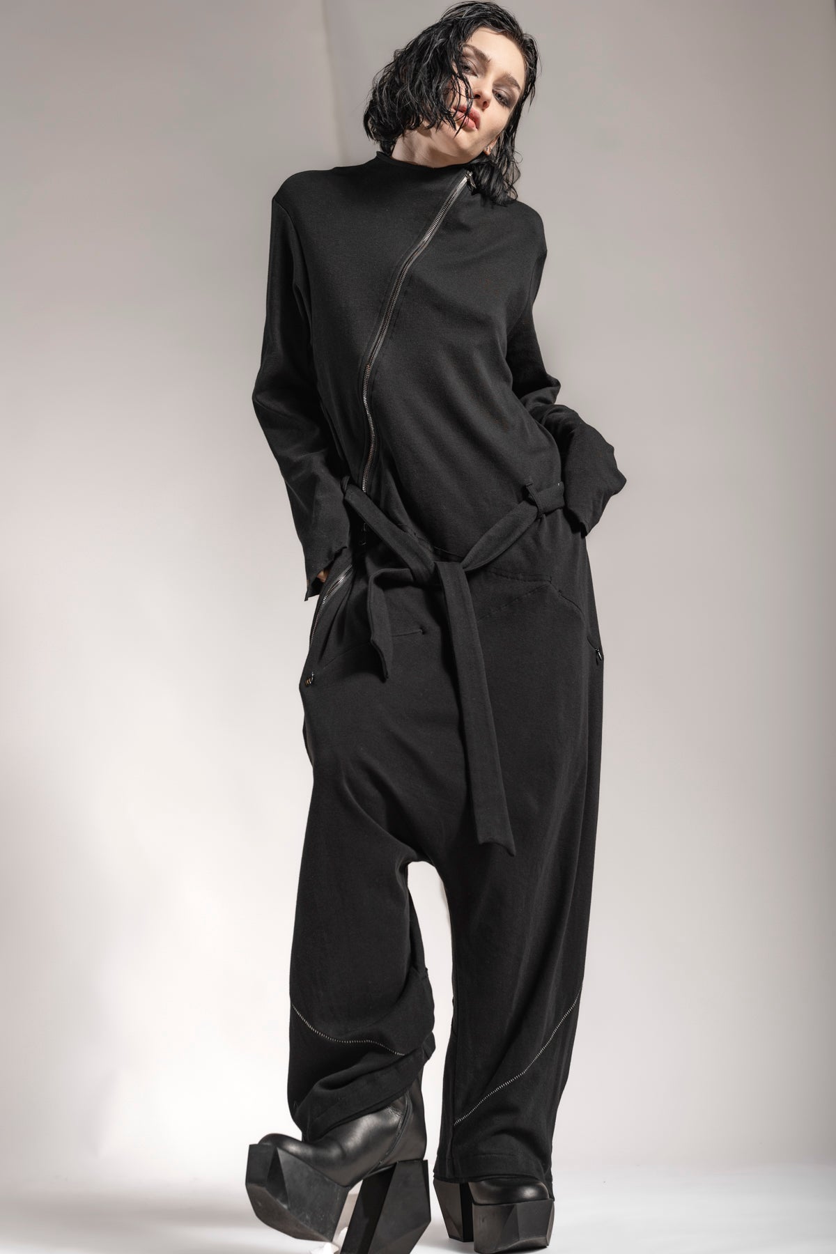 eigensinnig wien | Mallarmé | Extravaganter, schwarzer Overall aus Baumwolle