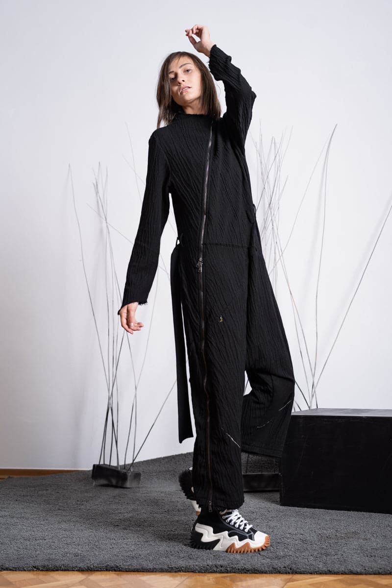 eigensinnig wien | Mallarmé | Schwarzer Jumpsuit mit Haremshose für Damen und Herren