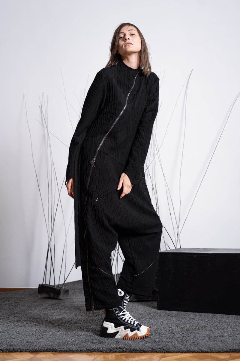 eigensinnig wien | Mallarmé | Schwarzer Jumpsuit mit Haremshose für Damen und Herren