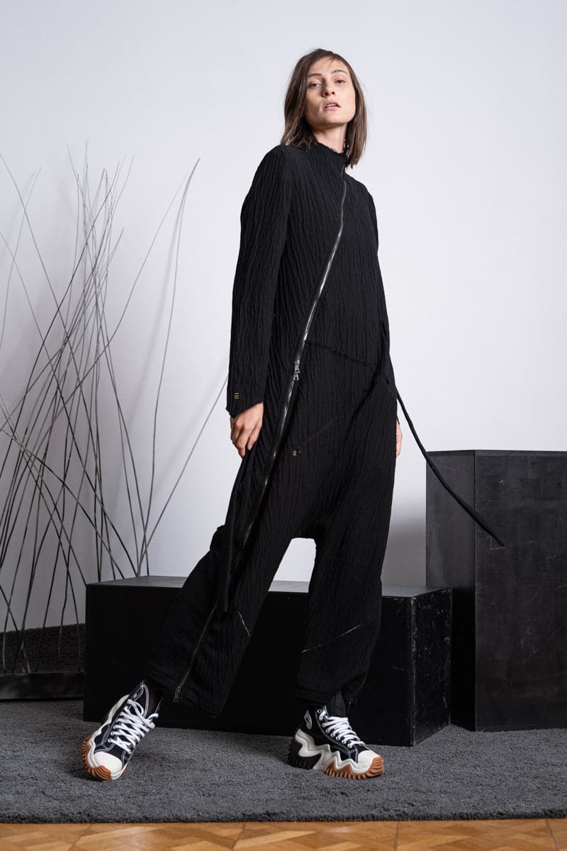 eigensinnig wien | Mallarmé | Schwarzer Jumpsuit mit Haremshose für Damen und Herren