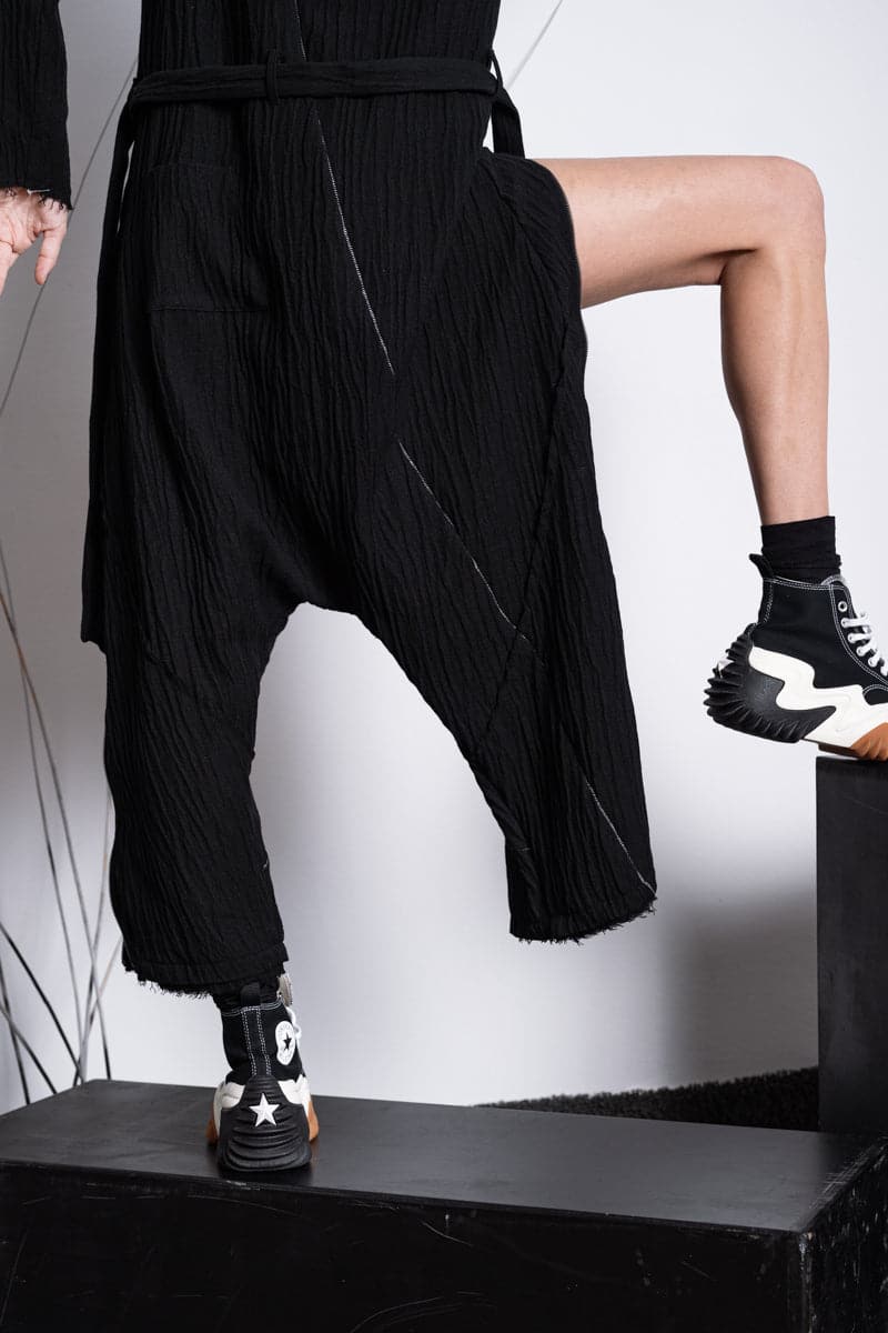 eigensinnig wien | Mallarmé | Schwarzer Jumpsuit mit Haremshose für Damen und Herren
