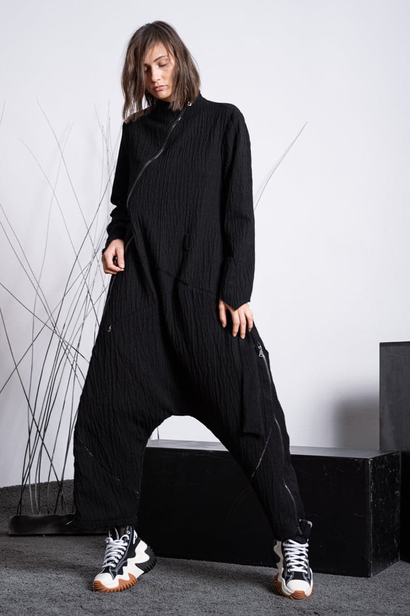 eigensinnig wien | Mallarmé | Schwarzer Jumpsuit mit Haremshose für Damen und Herren