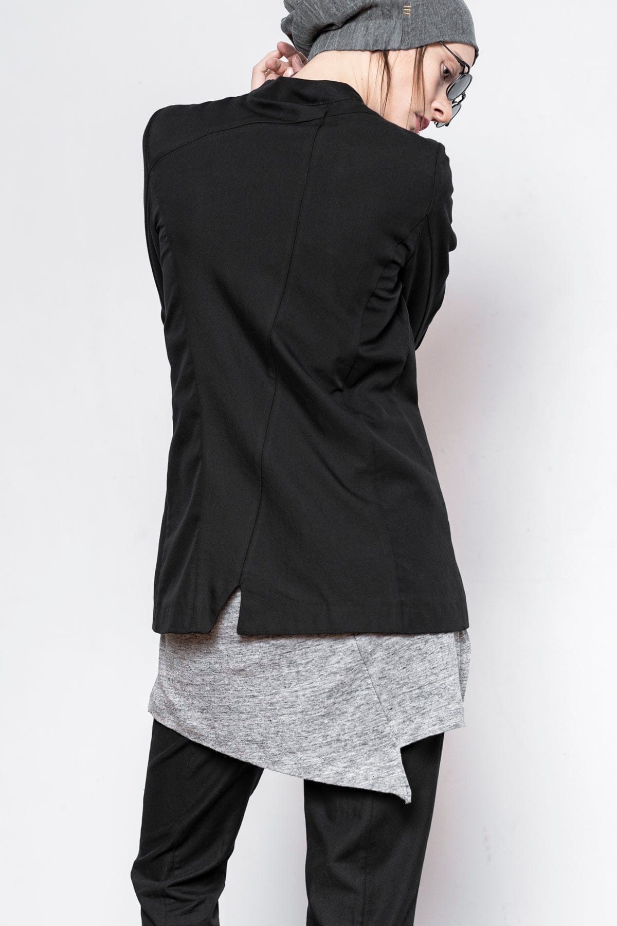 eigensinnig wien | Mayröcker | Leichte, schwarze Sommerjacke für Damen aus feiner Baumwolle