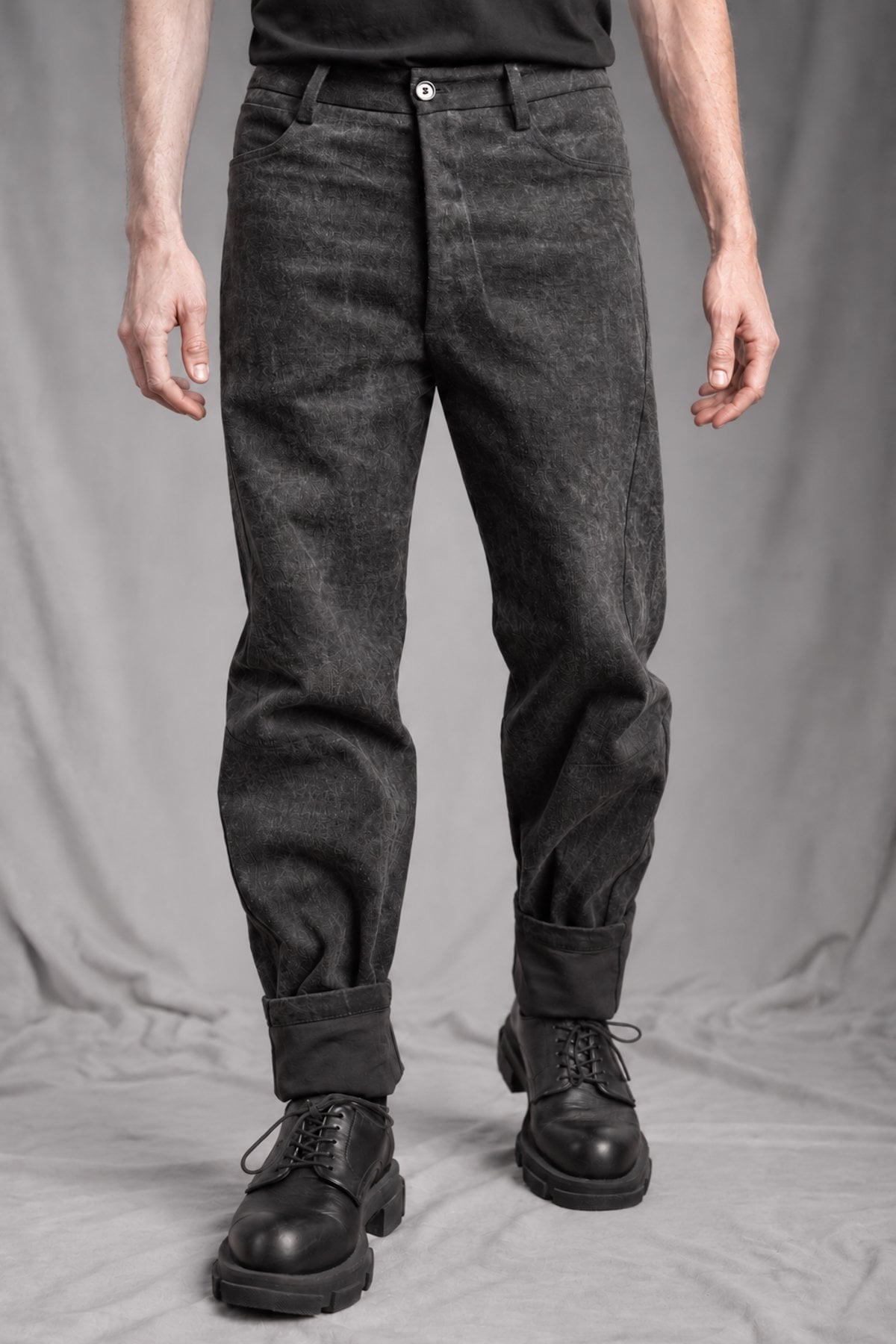 eigensinnig wien | McHus | Unkonventioneller Herrenanzug aus Denim mit Bikerjacke und Relaxed-Tapered-Hose in Dirty Grey