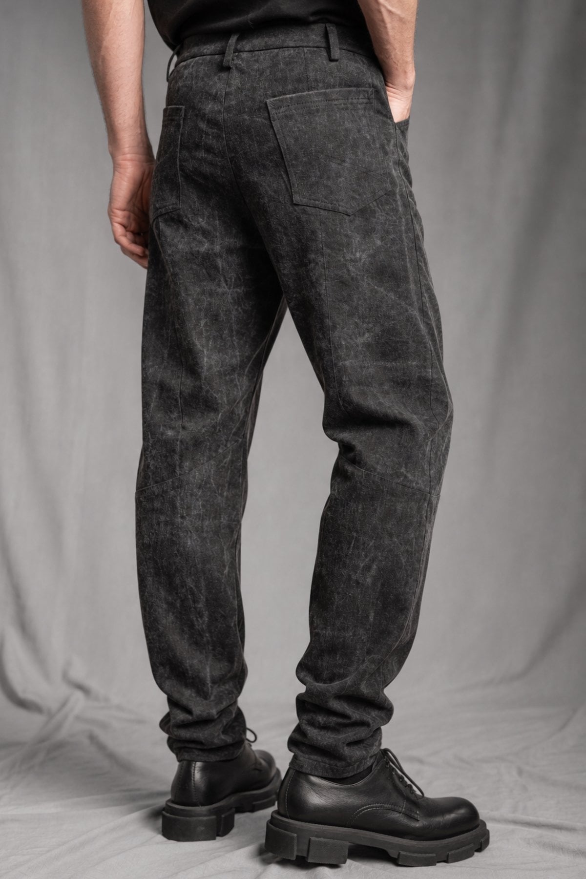 eigensinnig wien | McMurphy | Avantgardistische Relaxed-Tapered-Hose in Dirty Grey
