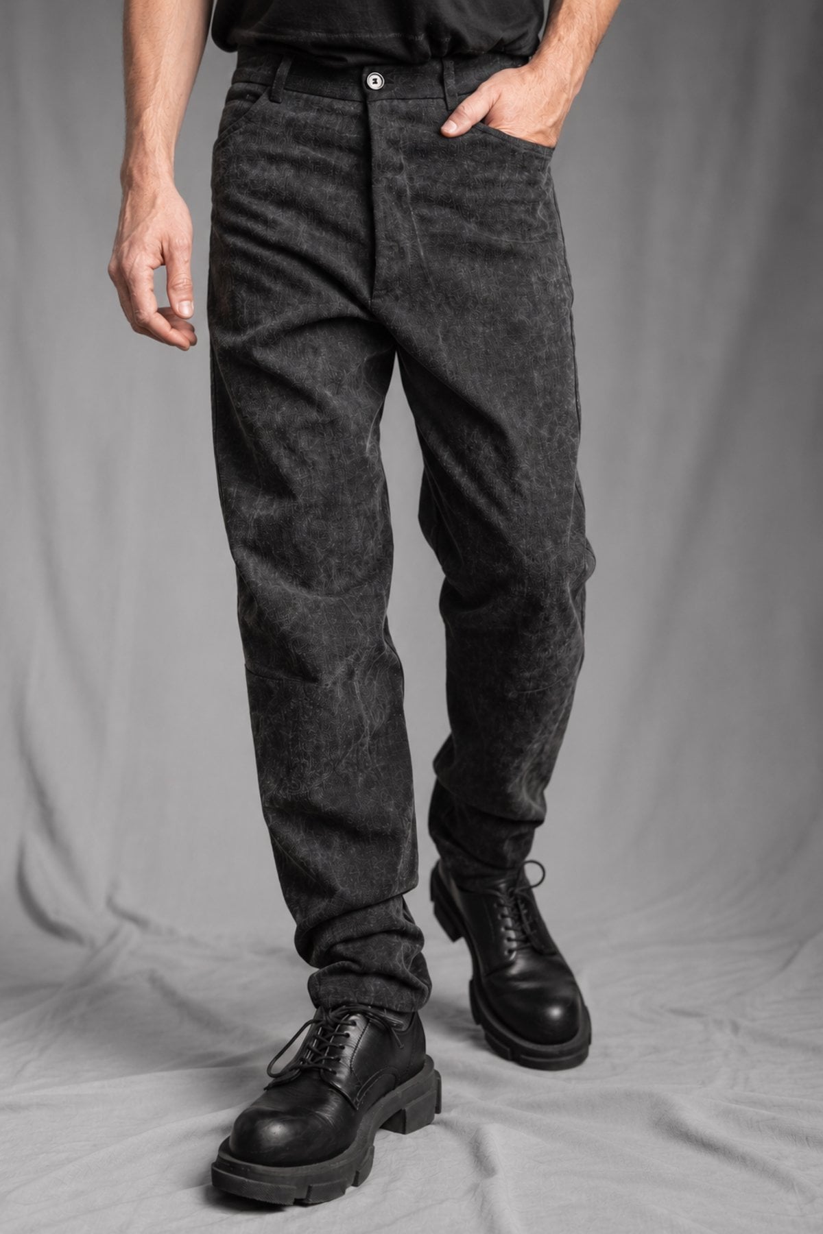 eigensinnig wien | McMurphy | Avantgardistische Relaxed-Tapered-Hose in Dirty Grey