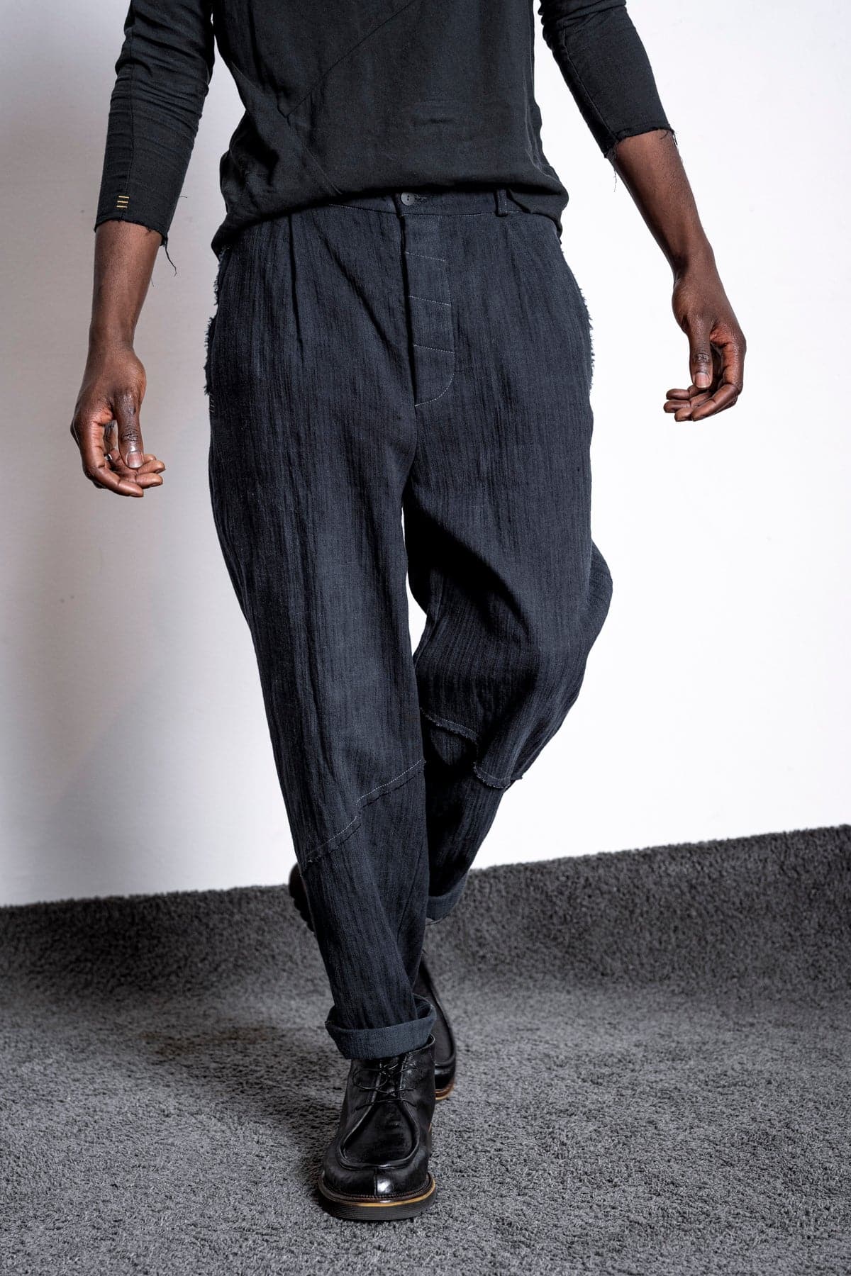 eigensinnig wien | Meinong | Distressed Tapered Herrenhose aus Baumwolle in Marineblau