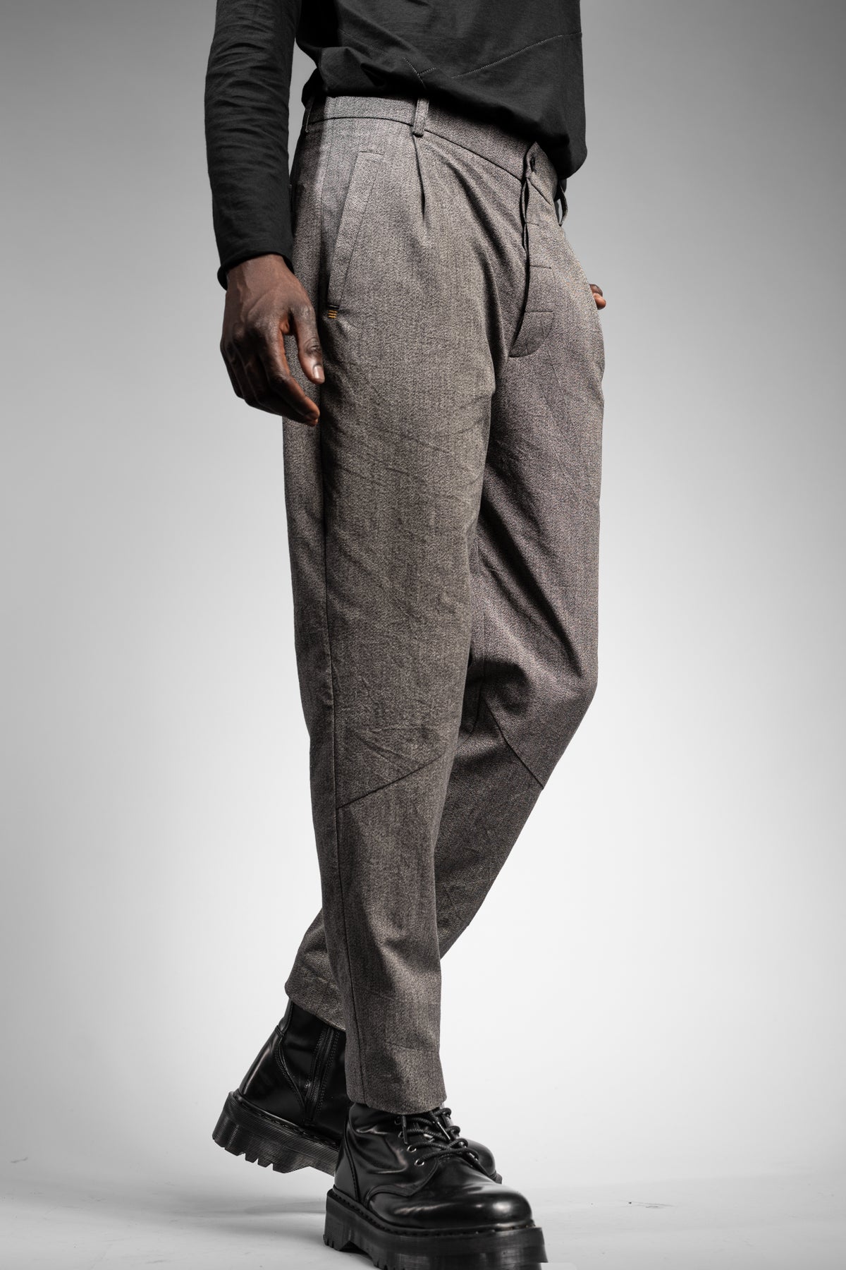 eigensinnig wien | Meinong | Graue Herren Designerhose mit Bundfalten aus japanischer Baumwolle