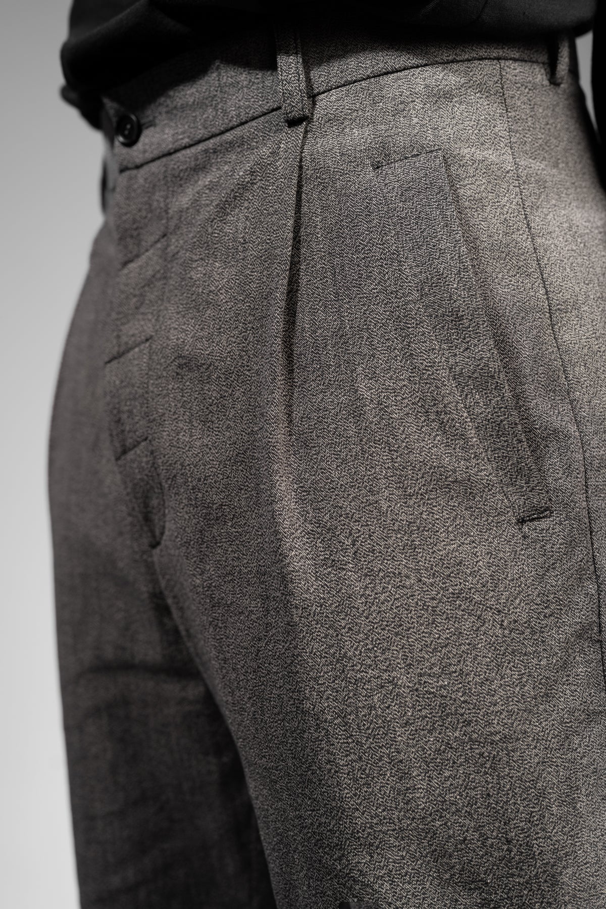 eigensinnig wien | Meinong | Graue Herren Designerhose mit Bundfalten aus japanischer Baumwolle