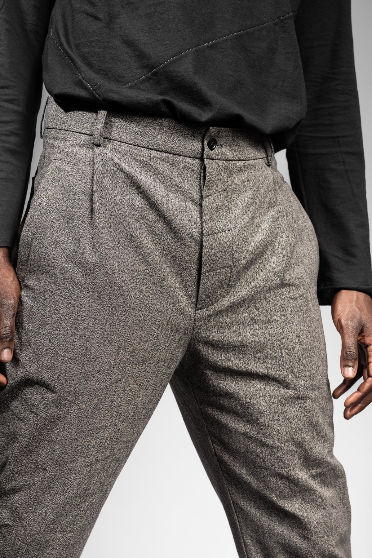 eigensinnig wien | Meinong | Graue Herren Designerhose mit Bundfalten aus japanischer Baumwolle