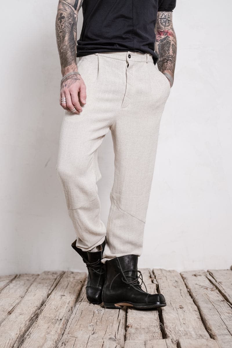 eigensinnig wien | Meinong | Moderne Interpretation einer Bundfaltenhose für Herren aus leichtem Leinen in beige