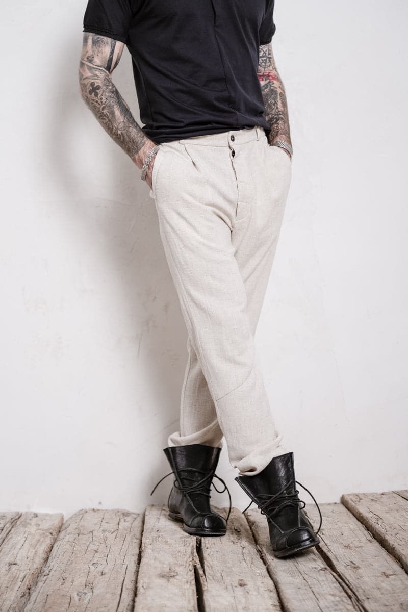eigensinnig wien | Meinong | Moderne Interpretation einer Bundfaltenhose für Herren aus leichtem Leinen in beige
