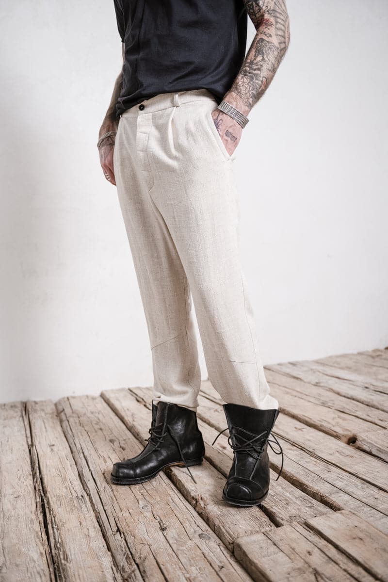 eigensinnig wien | Meinong | Moderne Interpretation einer Bundfaltenhose für Herren aus leichtem Leinen in beige
