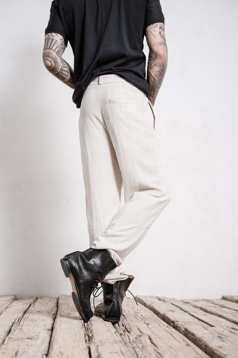 eigensinnig wien | Meinong | Moderne Interpretation einer Bundfaltenhose für Herren aus leichtem Leinen in beige