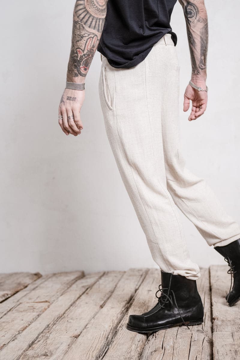 eigensinnig wien | Meinong | Moderne Interpretation einer Bundfaltenhose für Herren aus leichtem Leinen in beige