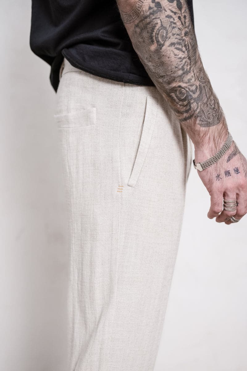 eigensinnig wien | Meinong | Moderne Interpretation einer Bundfaltenhose für Herren aus leichtem Leinen in beige