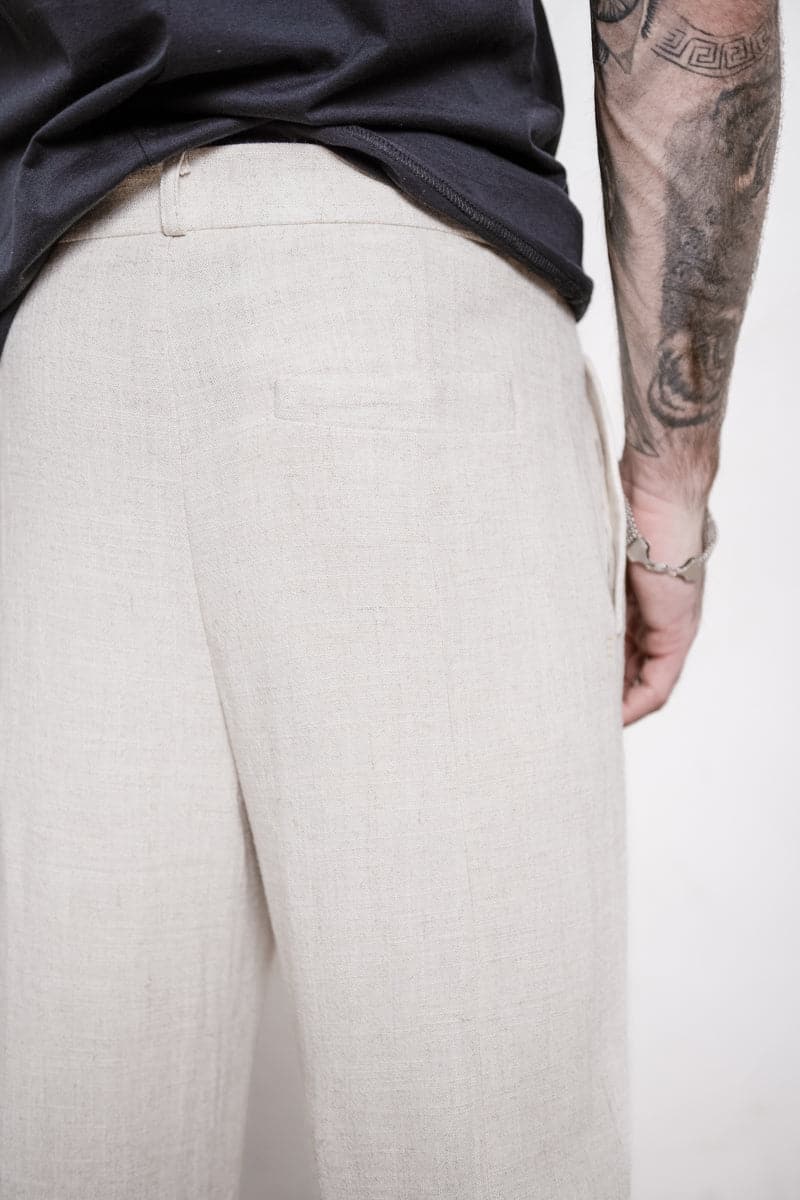 eigensinnig wien | Meinong | Moderne Interpretation einer Bundfaltenhose für Herren aus leichtem Leinen in beige