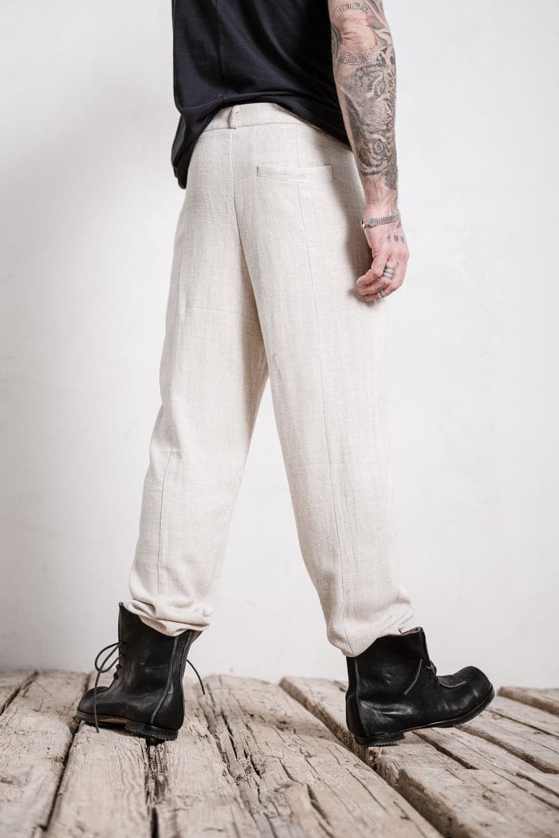 eigensinnig wien | Meinong | Moderne Interpretation einer Bundfaltenhose für Herren aus leichtem Leinen in beige