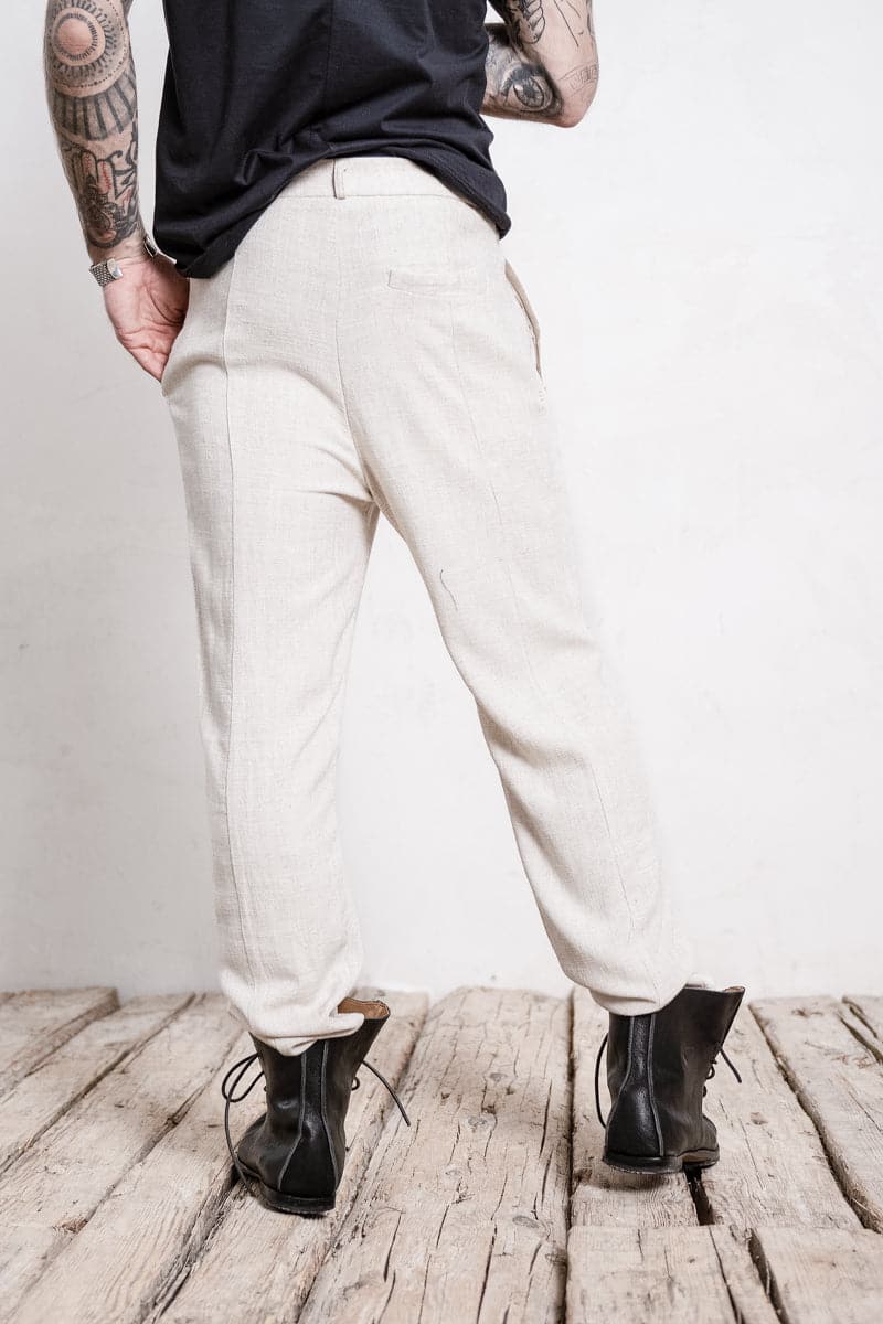 eigensinnig wien | Meinong | Moderne Interpretation einer Bundfaltenhose für Herren aus leichtem Leinen in beige