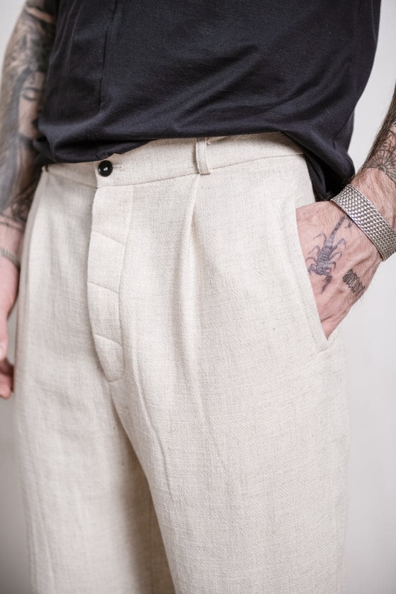 eigensinnig wien | Meinong | Moderne Interpretation einer Bundfaltenhose für Herren aus leichtem Leinen in beige
