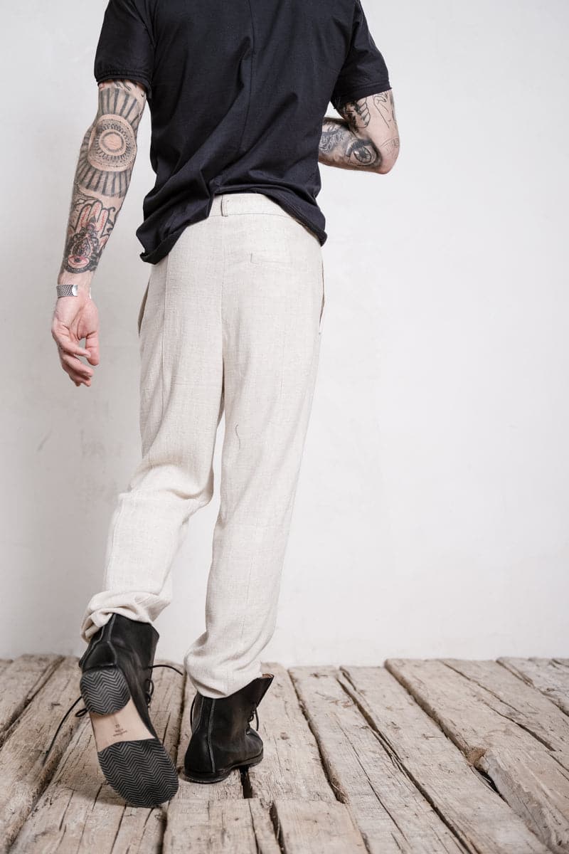 eigensinnig wien | Meinong | Moderne Interpretation einer Bundfaltenhose für Herren aus leichtem Leinen in beige
