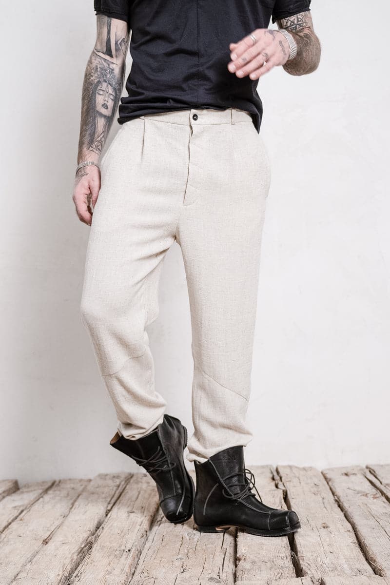 eigensinnig wien | Meinong | Moderne Interpretation einer Bundfaltenhose für Herren aus leichtem Leinen in beige