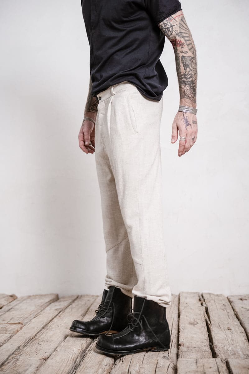 eigensinnig wien | Meinong | Moderne Interpretation einer Bundfaltenhose für Herren aus leichtem Leinen in beige