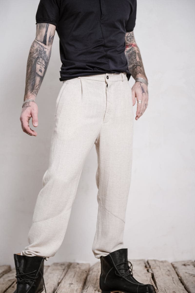 eigensinnig wien | Meinong | Moderne Interpretation einer Bundfaltenhose für Herren aus leichtem Leinen in beige