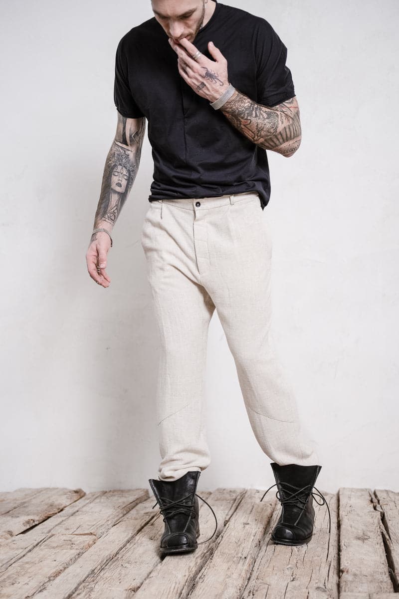 eigensinnig wien | Meinong | Moderne Interpretation einer Bundfaltenhose für Herren aus leichtem Leinen in beige