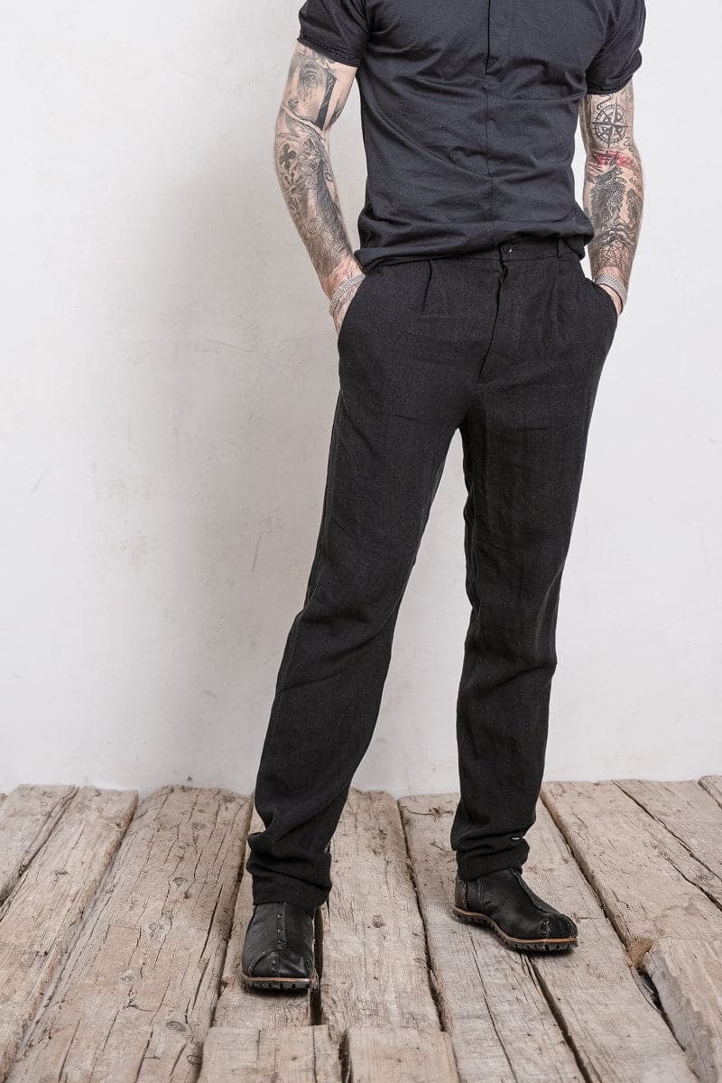 eigensinnig wien | Meinong | Moderne Interpretation einer Bundfaltenhose für Herren aus leichtem Leinen in schwarz